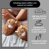 Compositie met het beeld van een persoon die alpaca sloffen draagt en productinformatie: One size fits all (EU maat 36-41), superzacht materiaal voor ultiem comfort, grappig en uniek alpaca-design