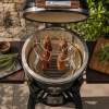 Monolith rookset .55 in gebruik met hangende worsten en vlees in een Monolith kamado.