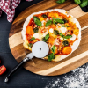 Pizzasnijder Zwart met Acaciahouten Plank