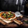 Pizzasnijder Zwart met Acaciahouten Plank