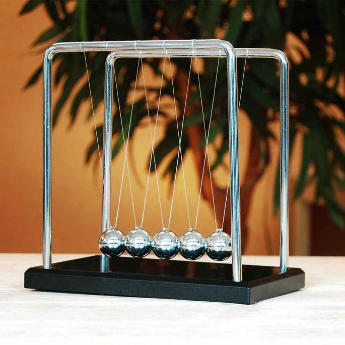 Newton cradle XL - Deluxe Uitvoering - Houten Voet en Metalen Frame - Ballanceerballen