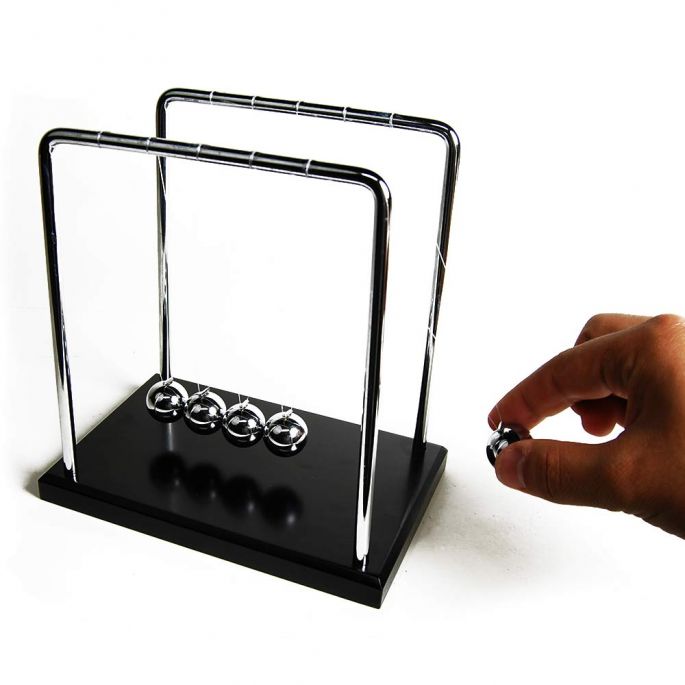 Newton cradle XL - Deluxe Uitvoering - Houten Voet en Metalen Frame - Ballanceerballen