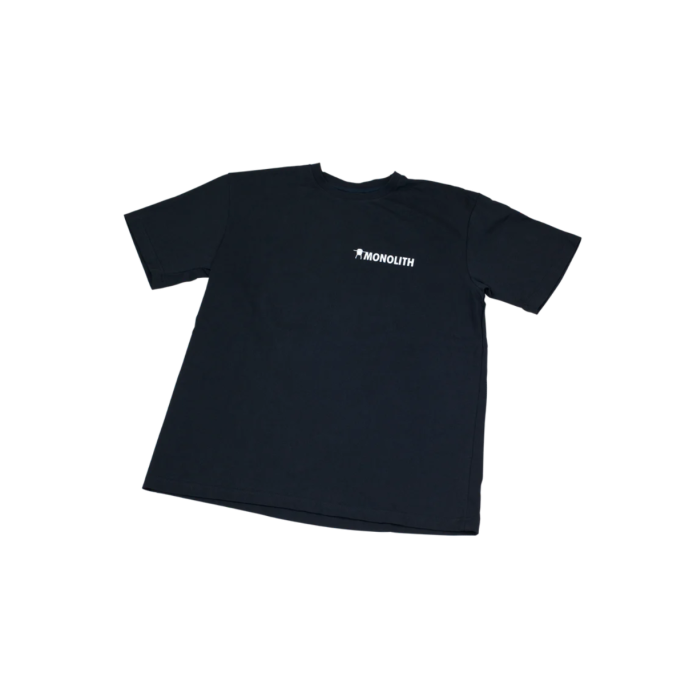 T-shirt Monolith zwart met witte letters, ronde hals en korte mouwen: een stijlvolle en comfortabele basis voor elke garderobe.