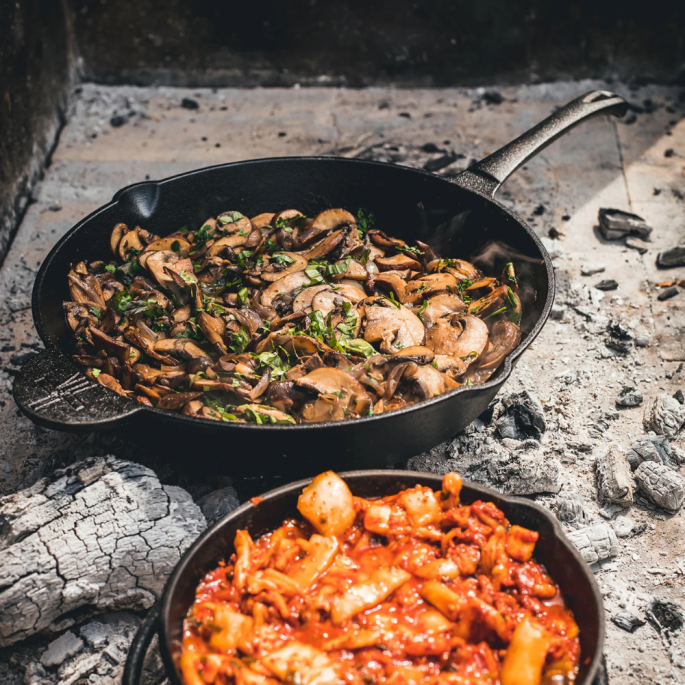 Koekenpan regular met een champignon gerecht erin