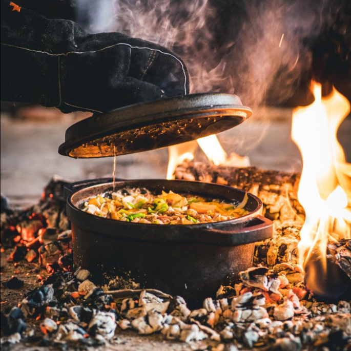 
BBQ pan L| TWM008
Grootste van drie maten BBQ pannen om heerlijke stoofperen met port mee te maken. Met een vlakke bodem, stevige handvaten en een deksel met opstaande rand, kun je deze pan perfect in de BBQ gebruiken.