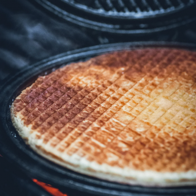 Overheerlijke stroopwafel in de stroopwafelijzer van The Windmill