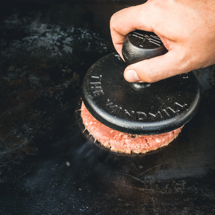 De perfecte ronde burger maak je met de smashburger tool van The Windmill