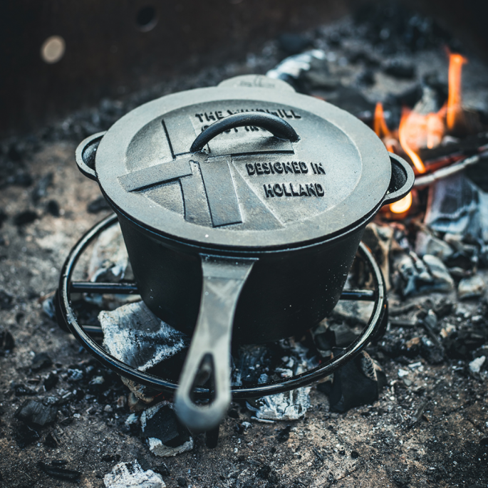 Gietijzeren steelpan met een dikke bodem.