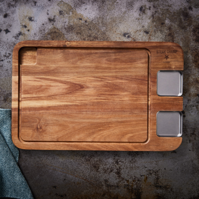 Houten Bord met Sausbakjes en Sapgeul