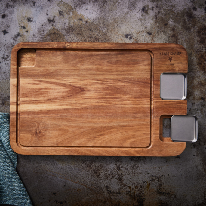 Houten Bord met Sausbakjes en Sapgeul