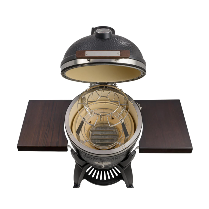Monolith rookset .55 met rookgenerator gemonteerd in een geopende Monolith kamado, bovenaanzicht.