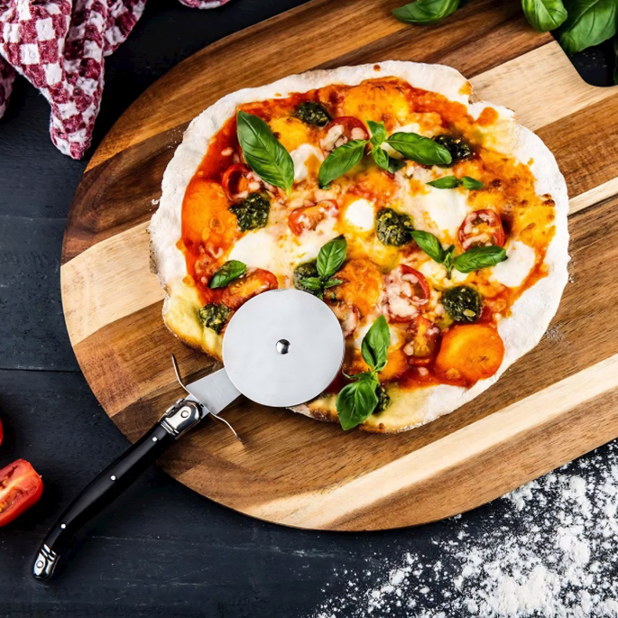 Pizzasnijder Zwart met Acaciahouten Plank