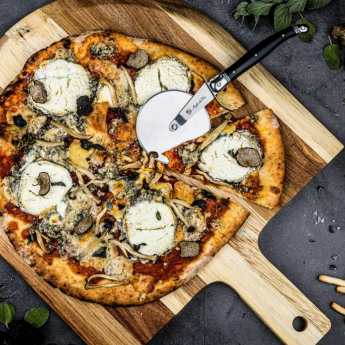 Pizzasnijder Zwart met Acaciahouten Plank