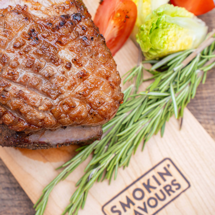 Stuk vlees op de kersenhouten plankjes van Smokin Flavours