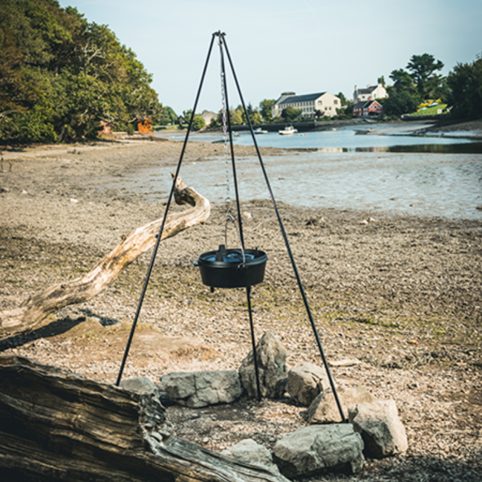 Verlengpoten driepoot met een cast iron eraan