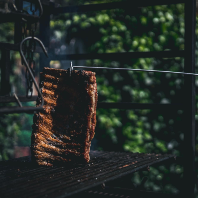 Gebruik de pigtail om grotere stukken vlees aan te prikken en vervolgens om te draaien.