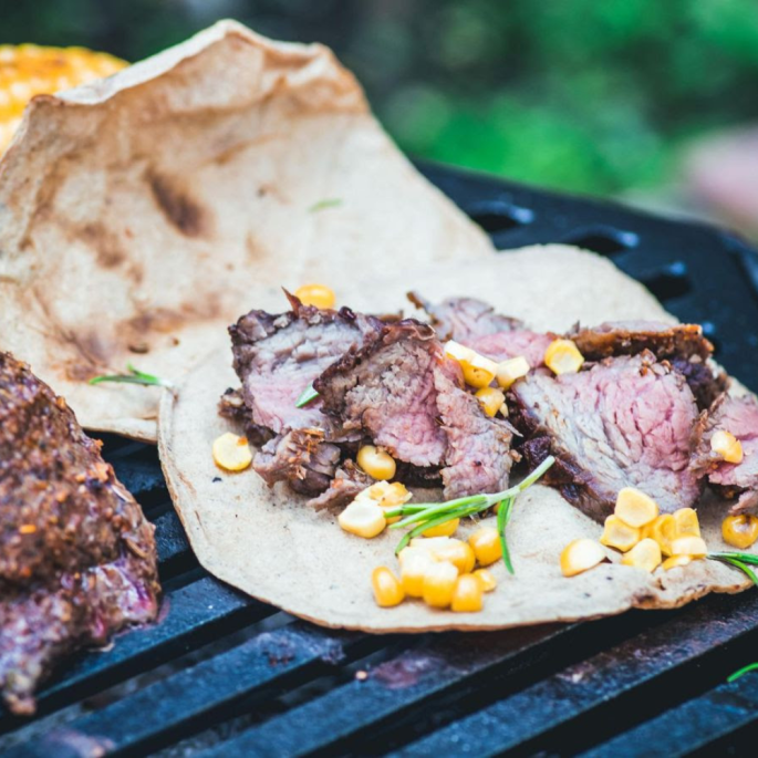Dit unieke Nederlandse ontwerp van een hibachi-stijl gietijzeren grill is ideaal voor het buiten koken, grillen en bbqen.