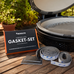 MONOLITH Fibre Glass Gasket Set naast geopende kamado barbecue op houten tafel