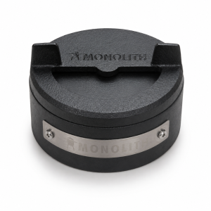 Monolith gietijzeren ventilatiekap voor Icon en Junior kamado, met verstelbare luchtopening en RVS Monolith-logo.