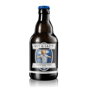 Vet & Lazy Sweet Baby Jesus Weizen bierfles met blauw etiket op witte achtergrond.