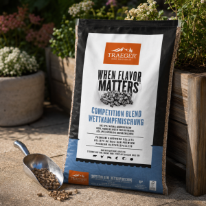 Traeger Competition Blend BBQ pellets zak naast schep met pellets in buitenomgeving