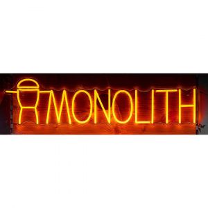 Neon licht in de vorm van het Monolith logo, verkrijgbaar in diverse maten (foto bevat grote maat). Monolith neon verlichting - Verschillende groottes - Oranje - Neon licht - Neon logo Monolith